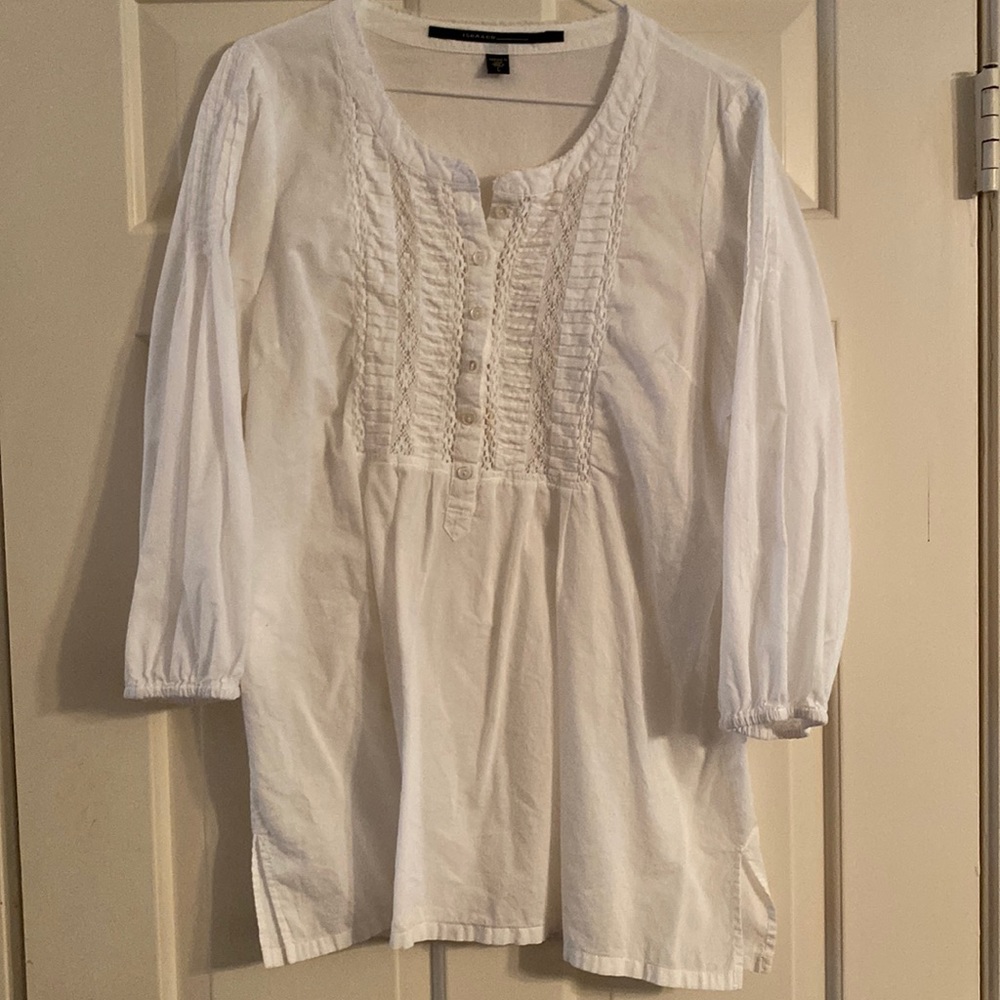 White blousy top with buttoned and trim. Isda.